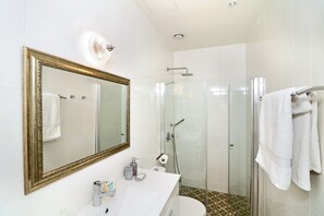 Deluxe appartement, 2 slaapkamers | Badkamer | Een douche, gratis toiletartikelen, een haardroger, handdoeken