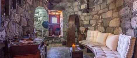 House, Sea View | Living room | 36-inch flat-screen TV with satellite channels, TV