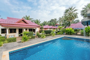 Kolam renang outdoor