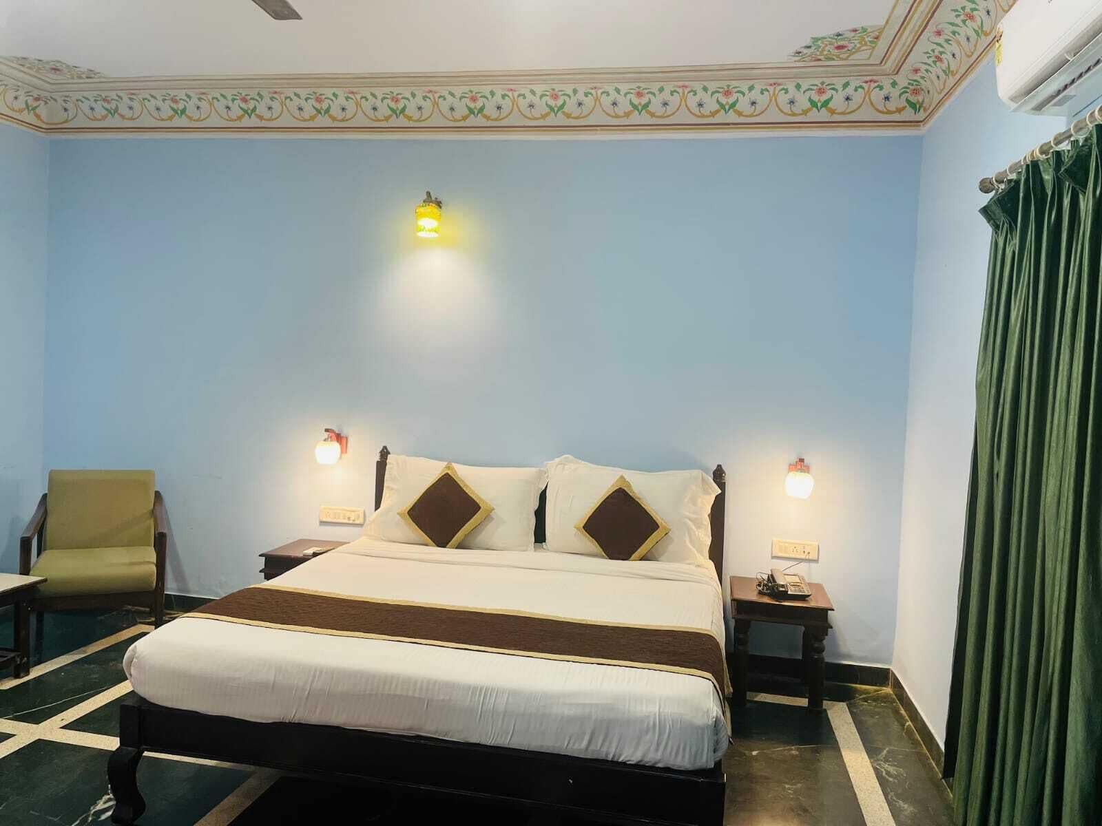 华丽双人房 | 加厚床垫、办公桌、免费 WiFi、床单