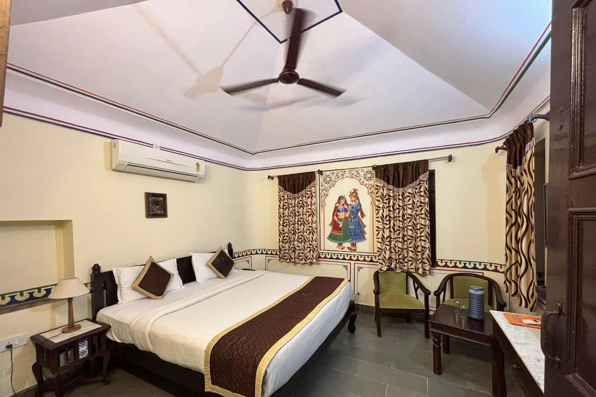 1 bedroom, pillowtop beds, desk, free WiFi