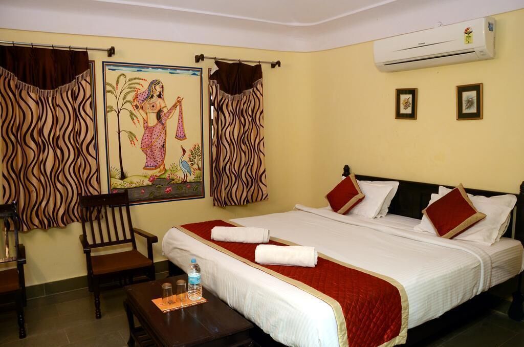 Pillow-top beds, desk, free WiFi, bed sheets