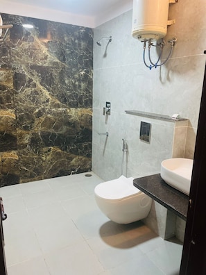 Shower, free toiletries, towels