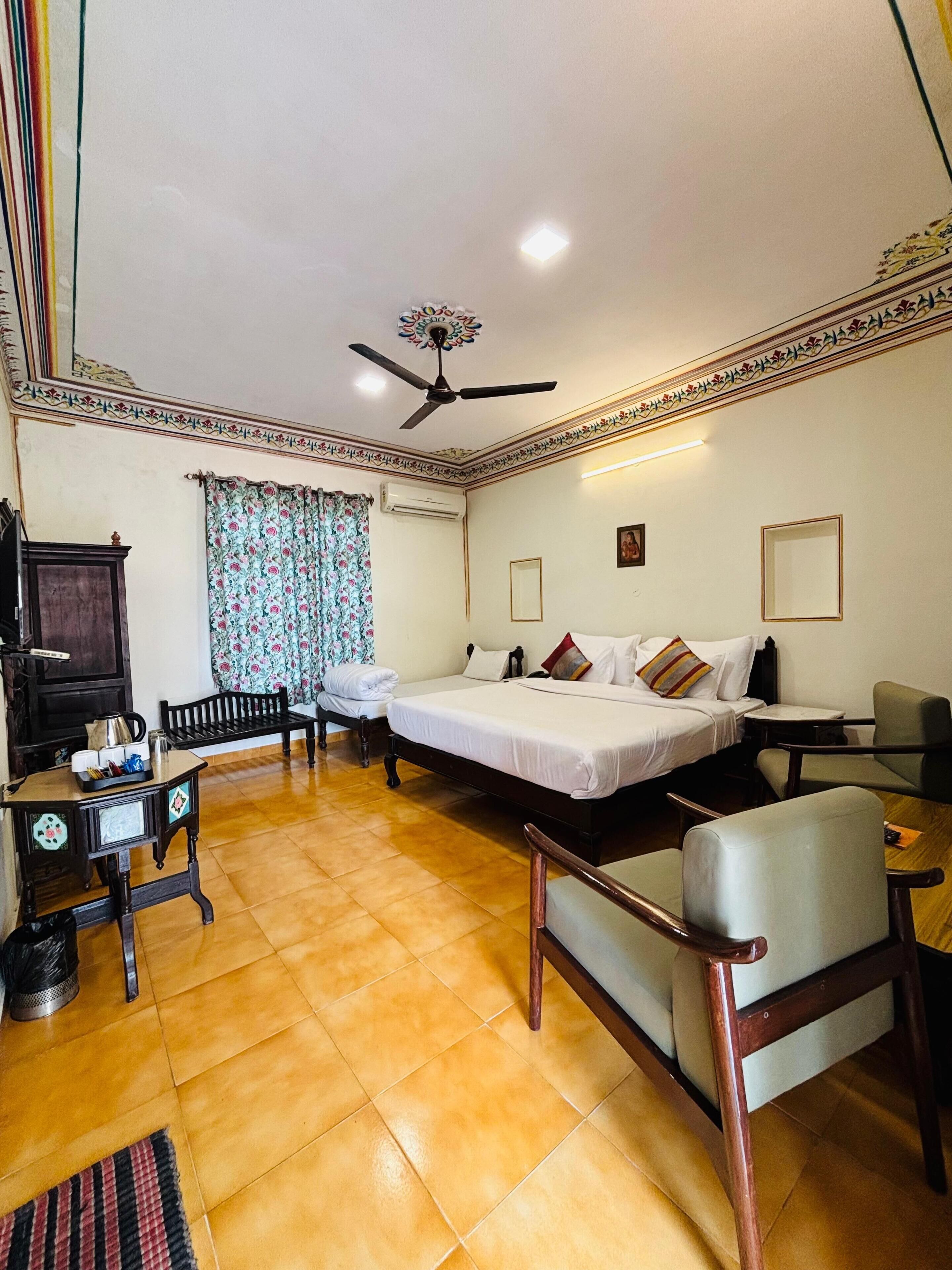 Tilam berlapik, meja, Wi-fi percuma, cadar katil 