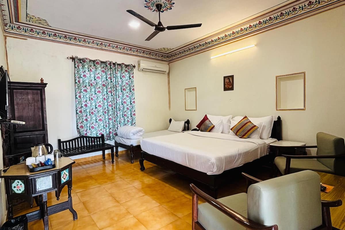 1 bedroom, pillowtop beds, desk, free WiFi