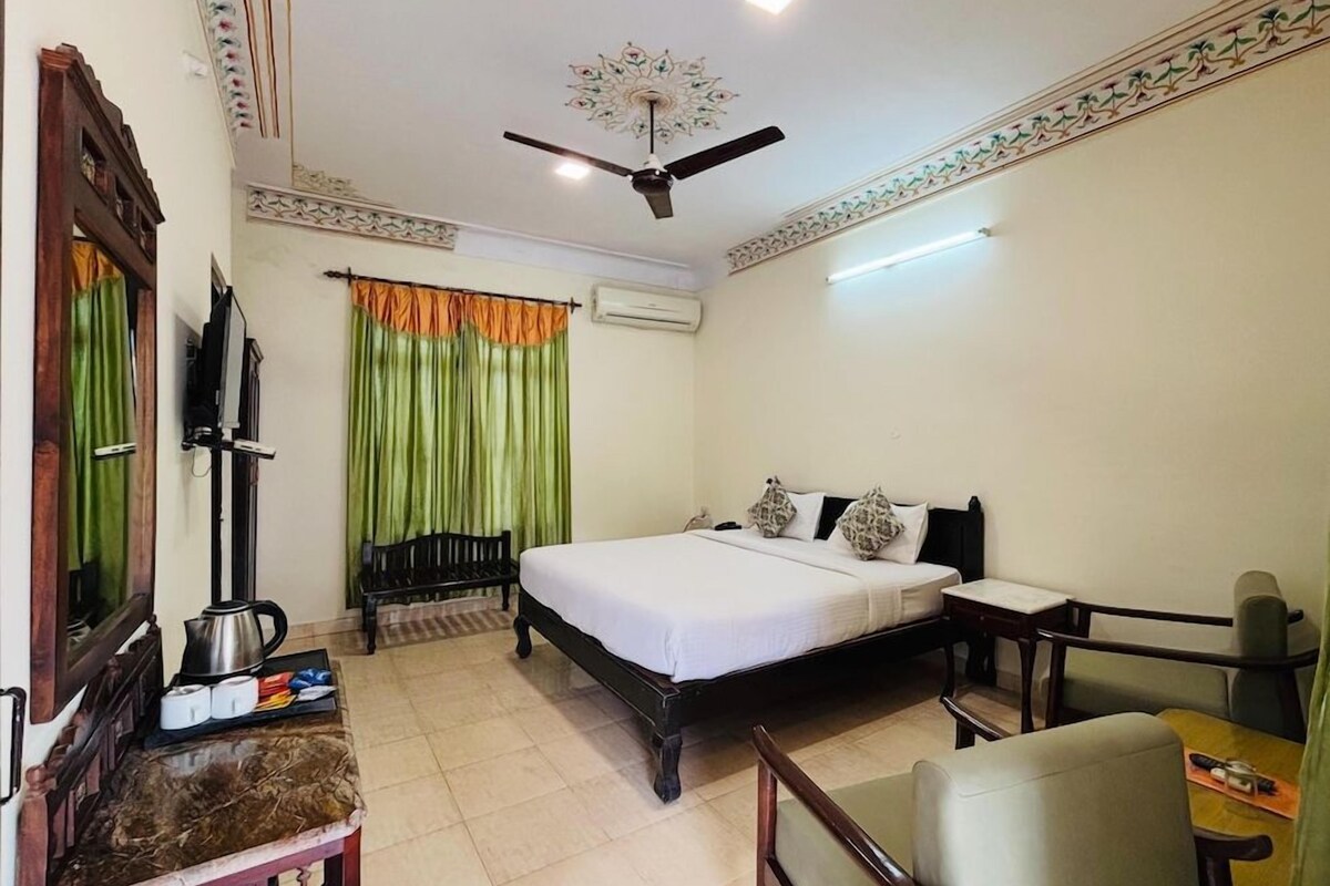 Pillowtop beds, desk, WiFi (free), bed sheets