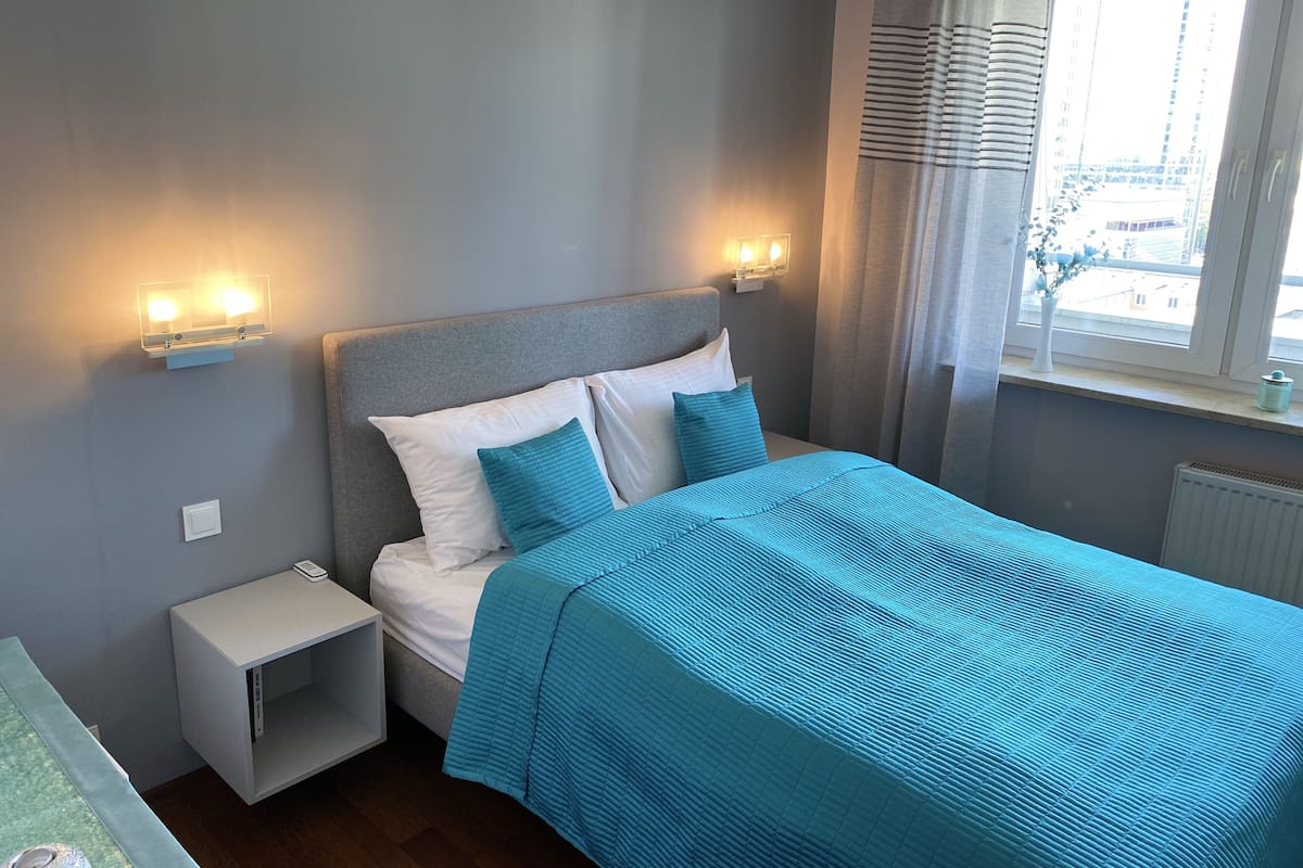 Suite Desain, 1 kamar tidur, balkon, pemandangan kota (Neon) | 1 kamar tidur, seprai premium, dan tirai kedap cahaya