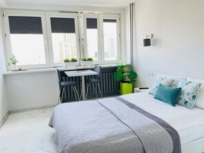 1 bedroom, premium bedding, blackout curtains, iron/ironing board - Good Time Apartments (Warsaw)