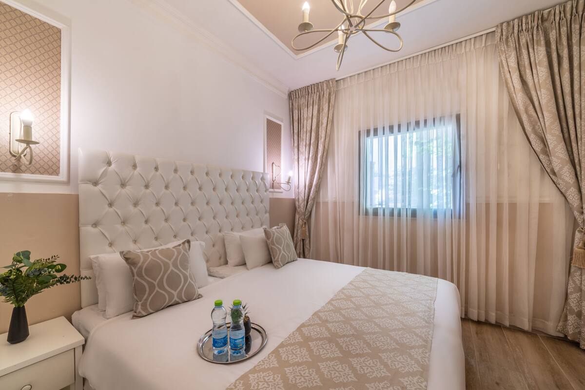 Chambre économique double ou avec lits jumeaux | Coffre-fort, bureau, rideaux d’obscurcissement, accès au Wi-Fi (inclus)