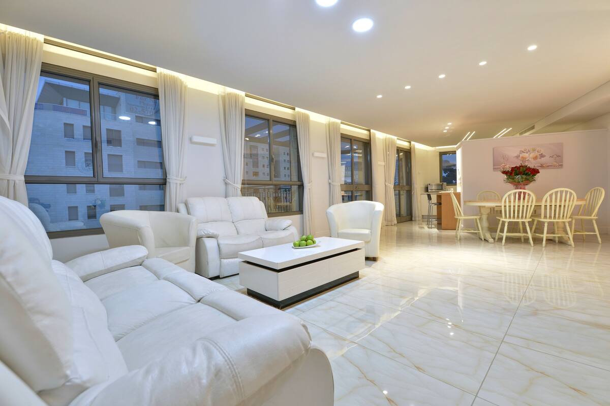 Suite Deluxe, 3 chambres, balcon, vue sur la ville | Coffre-fort, bureau, rideaux d’obscurcissement, accès au Wi-Fi (inclus)