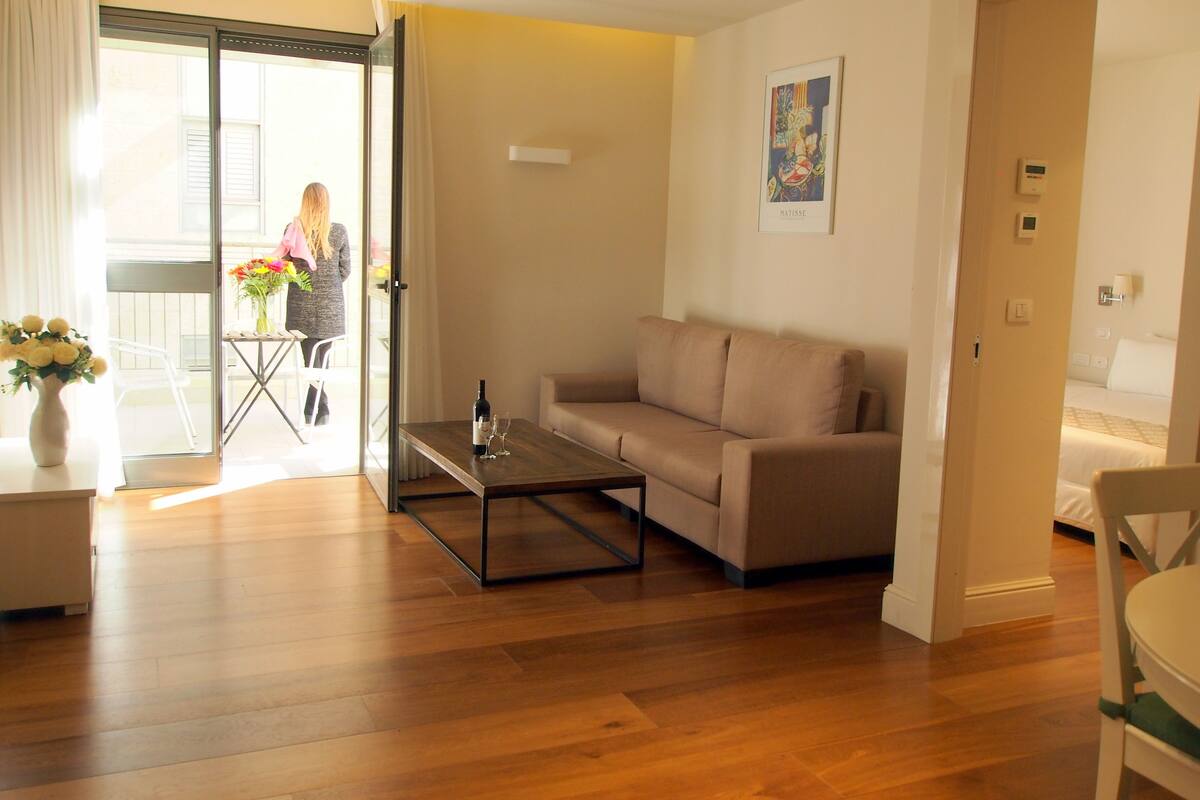 Suite classique, 2 chambres, balcon, vue sur la ville | Coffre-fort, bureau, rideaux d’obscurcissement, accès au Wi-Fi (inclus)