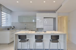 Suite Deluxe, 4 chambres, balcon, vue ville | Coffres-forts dans les chambres, bureau, rideaux occultants