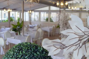 Petit déjeuner, déjeuner et dîner servis sur place