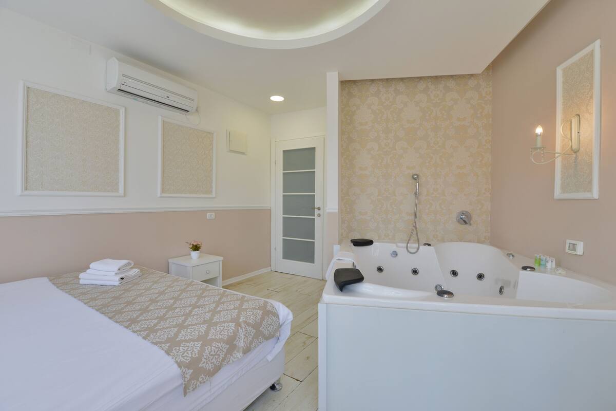 Standard Family Room (2 adults + 2 children) with Jacuzzi | Coffre-fort, bureau, rideaux d’obscurcissement, accès au Wi-Fi (inclus)