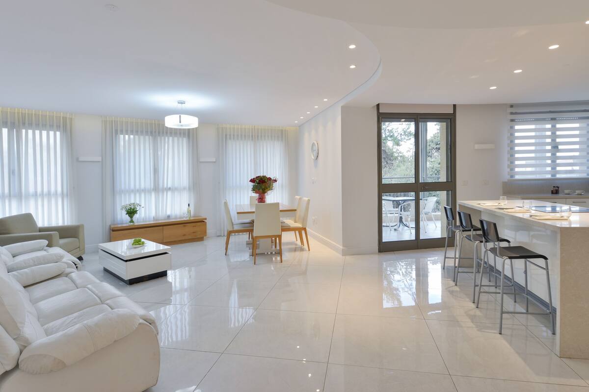 Suite Deluxe, 4 chambres, balcon, vue sur la ville | Coffre-fort, bureau, rideaux d’obscurcissement, accès au Wi-Fi (inclus)