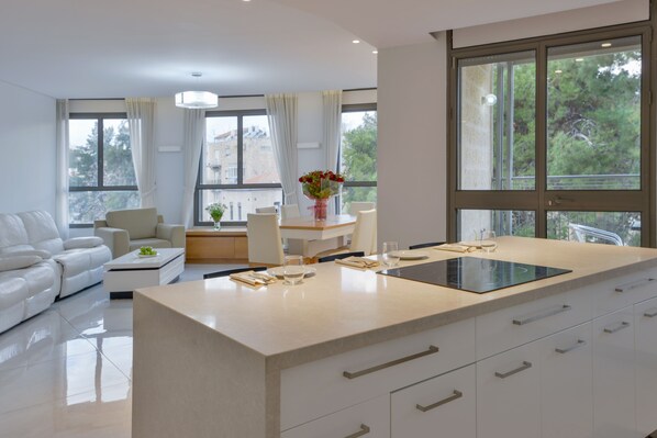 Suite Deluxe, 4 chambres, balcon, vue ville | Coffres-forts dans les chambres, bureau, rideaux occultants