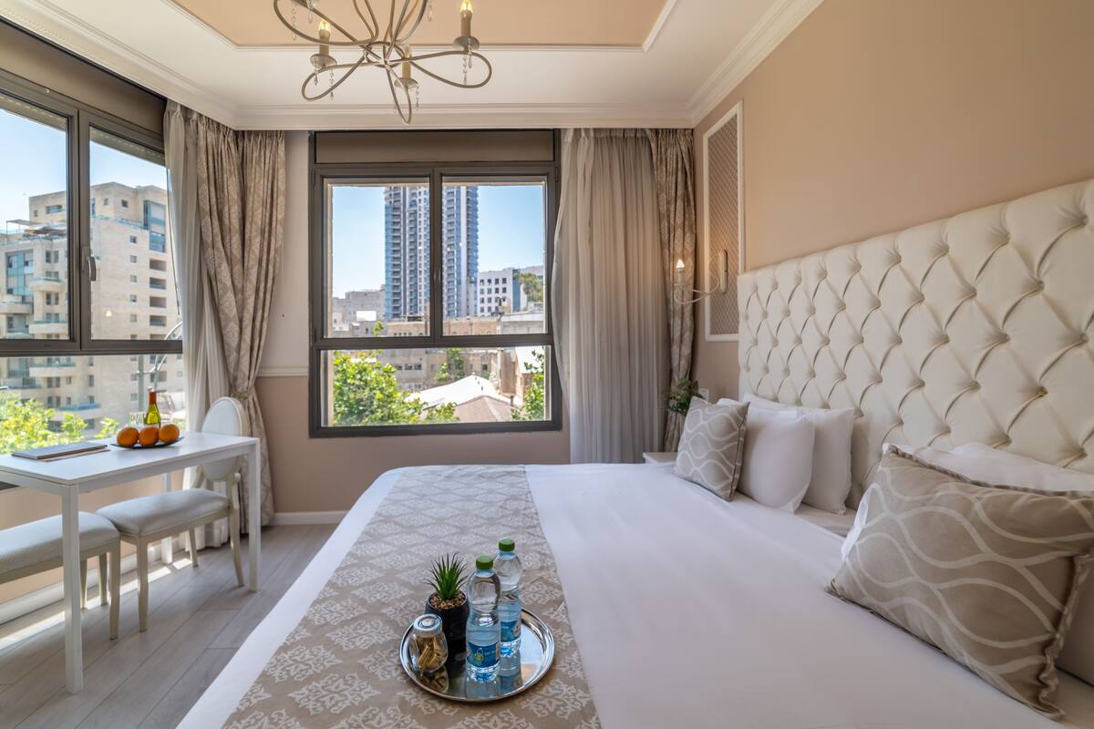Chambre classique double ou avec lits jumeaux | Coffre-fort, bureau, rideaux d’obscurcissement, accès au Wi-Fi (inclus)
