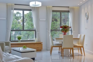 Suite Deluxe, 4 chambres, balcon, vue ville | Coffres-forts dans les chambres, bureau, rideaux occultants