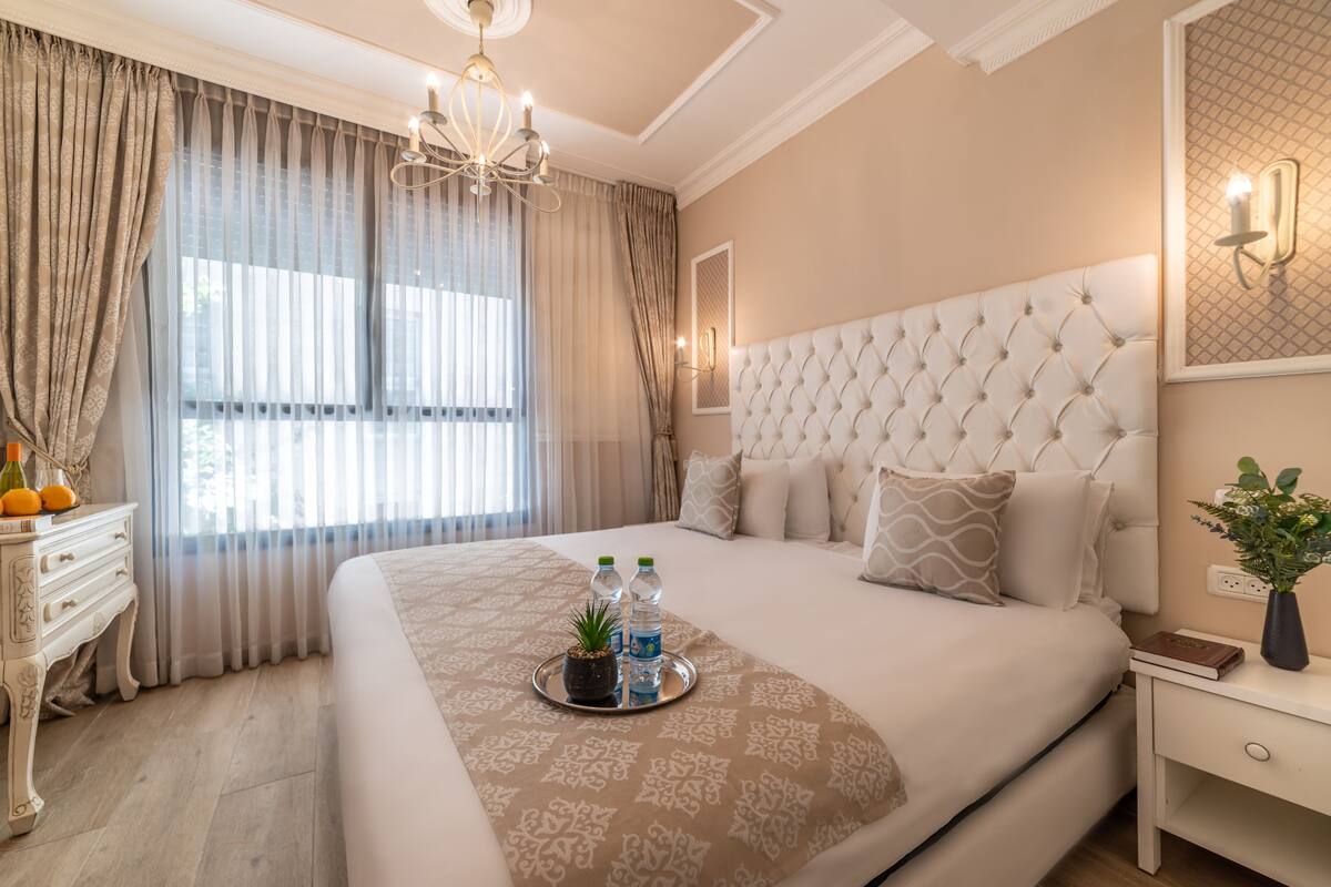 Chambre Standard double ou avec lits jumeaux | Coffre-fort, bureau, rideaux d’obscurcissement, accès au Wi-Fi (inclus)
