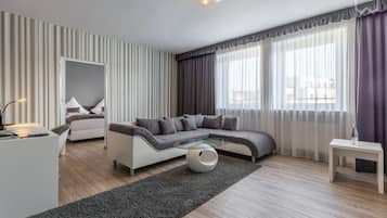 Superior-Apartment | Wohnbereich | Flachbildfernseher