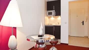 Kühlschrank, Mikrowelle, Herdplatte, Wasserkocher mit Kaffee-/Teezubehör