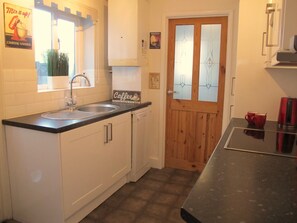 Fridge, microwave, oven, stovetop - Victoria Crescent (Chelmsford)