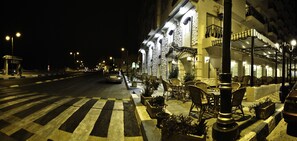 Vista frontal de la propiedad por la tarde o noche
