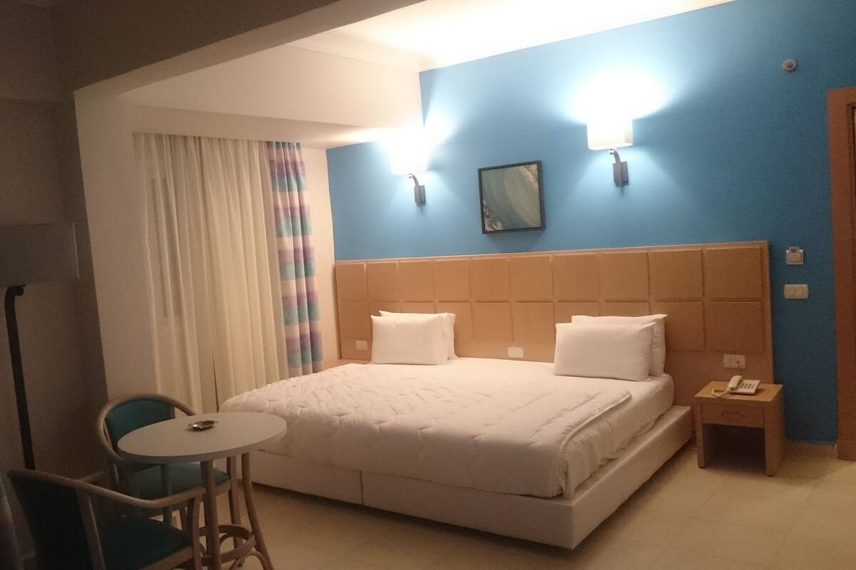 Minibar, coffres-forts dans les chambres, bureau