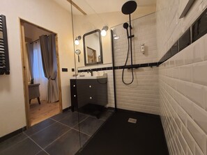 Superior Room | Bathroom | Shower, rainfall showerhead, designer toiletries, hair dryer - La Maison du Poëlon (Labarthe-sur-Lèze)