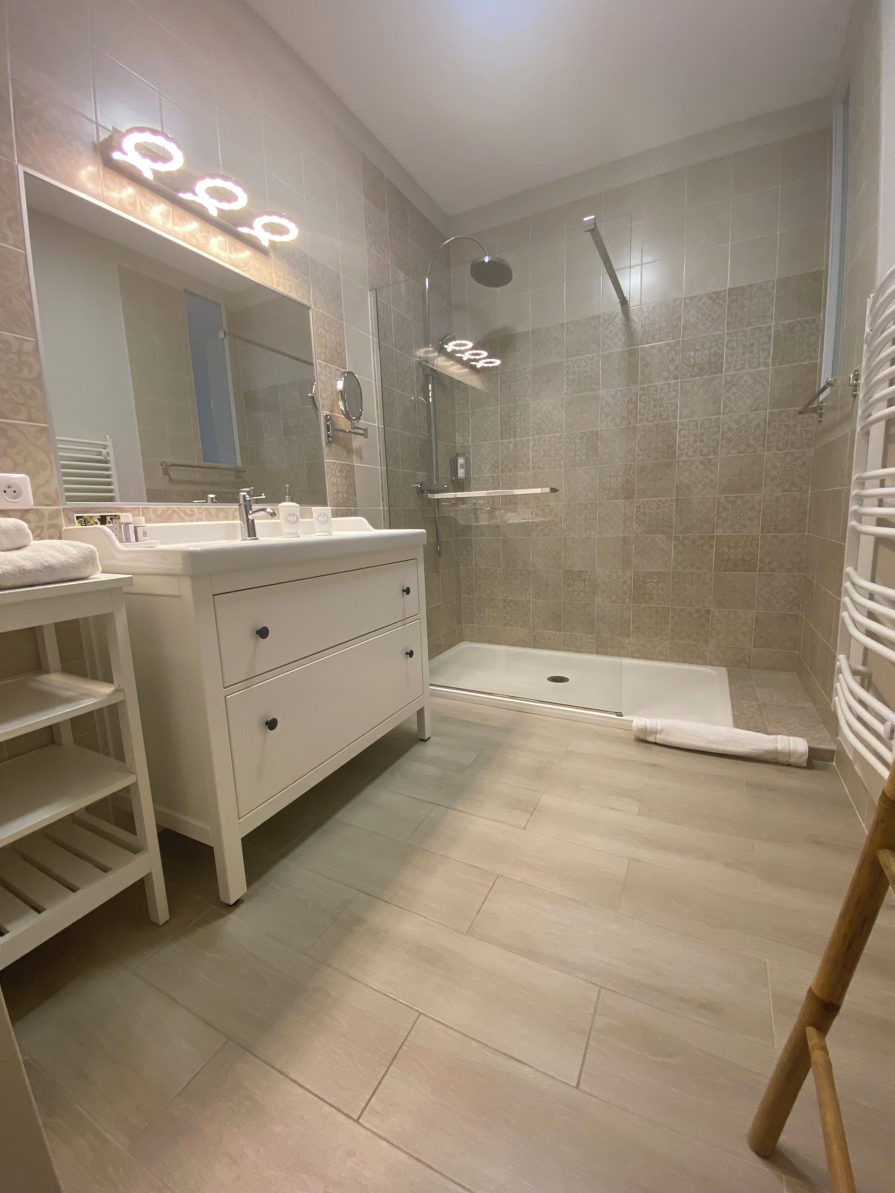 Habitación doble superior, 1 cama de matrimonio (Alicia) | Baño | Ducha y cabezal de ducha tipo lluvia