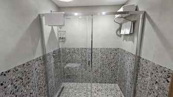 Shower, rainfall showerhead, free toiletries, hair dryer
