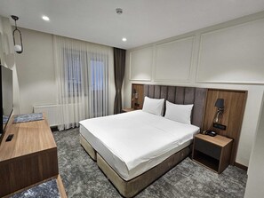 迷你吧、办公桌、笔记本电脑工作区、遮光窗帘