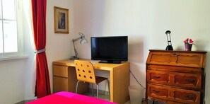 디럭스 더블룸, 전용 욕실, 시내 전망 | 책상, 무료 WiFi, 침대 시트