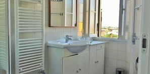 Deluxe Double or Twin Room, Private Bathroom, City View | Bathroom - Vittorino Guest House (Rome)