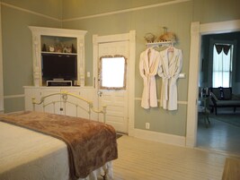 Casa de campo clásica, baño privado | Ropa de cama hipoalergénica, mobiliario individual, escritorio