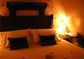 Suite, Private Bathroom | Peralatan tempat tidur hipoalergenik 