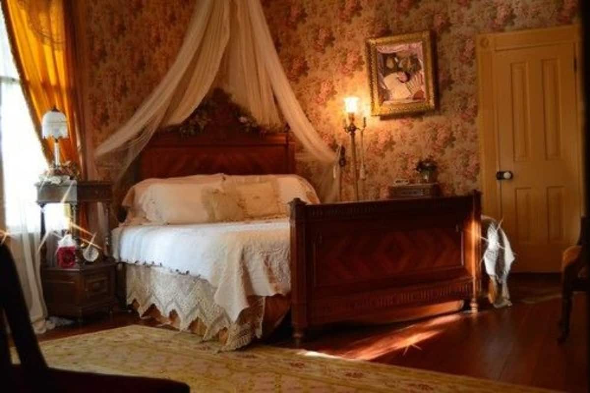 1 habitación, ropa de cama hipoalergénica y muebles diferentes