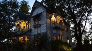 Fachada da propriedade à noite
