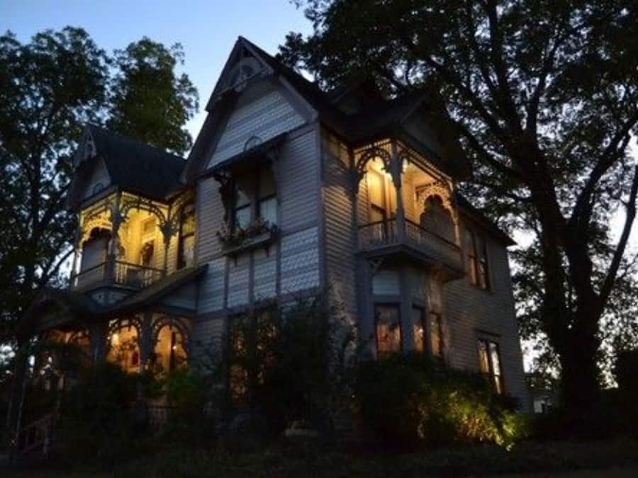 Boendets fasad - kväll/natt