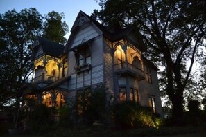 住宿正面 (夜晚)