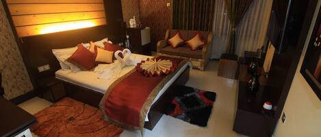 Minibar, safe på rommet, skrivebord og lydisolert