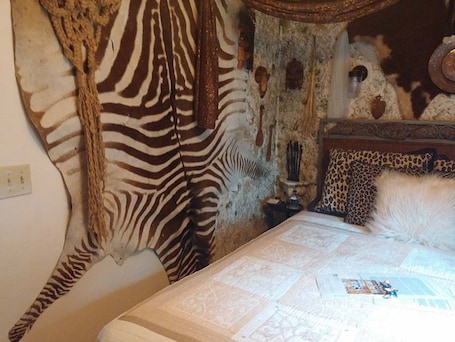Tabla de planchar con plancha y wifi gratis . Oasis Bed and Breakfast