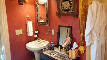 Kamar Double, jet tub (India) | Kamar mandi | Perlengkapan mandi gratis, pengering rambut, jubah mandi, dan sandal