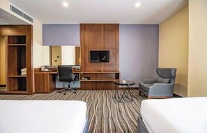 Habitació amb dos llits individuals estàndard | Minibar, caixa forta a l'habitació, escriptori i wifi gratuïta 