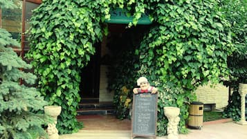 4 間餐廳;供應午餐、晚餐;土耳其菜