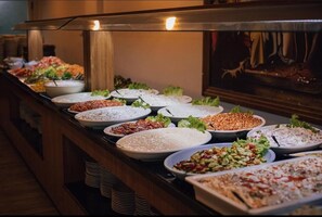 4 restaurants, servant le dîner et le souper; cuisine turque