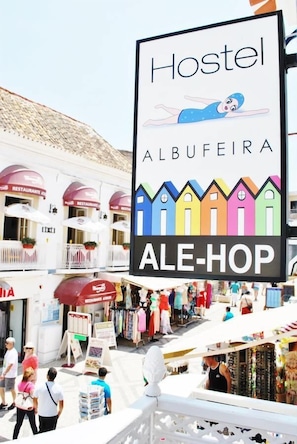 Exterior detail - Peneco Albufeira GuestHouse - Hostel (Albufeira)