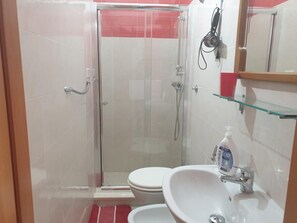 Douche, sèche-cheveux, bidet, serviettes fournies