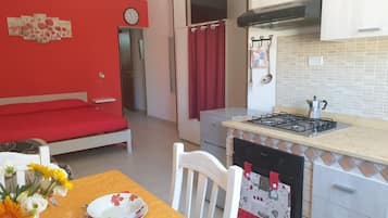 Kühlschrank, Herdplatte, Kochgeschirr/Geschirr/Besteck