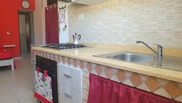 Kühlschrank, Herdplatte, Kochgeschirr/Geschirr/Besteck